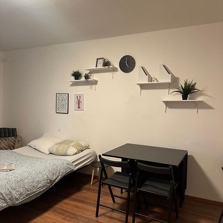 Private Room 1 Km From Center With Kitchen Братислава Екстериор снимка